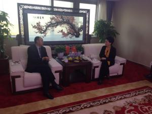 鄺遠(yuǎn)平與河南省工商聯(lián)副主席、鄭州市工商聯(lián)主席薛景霞